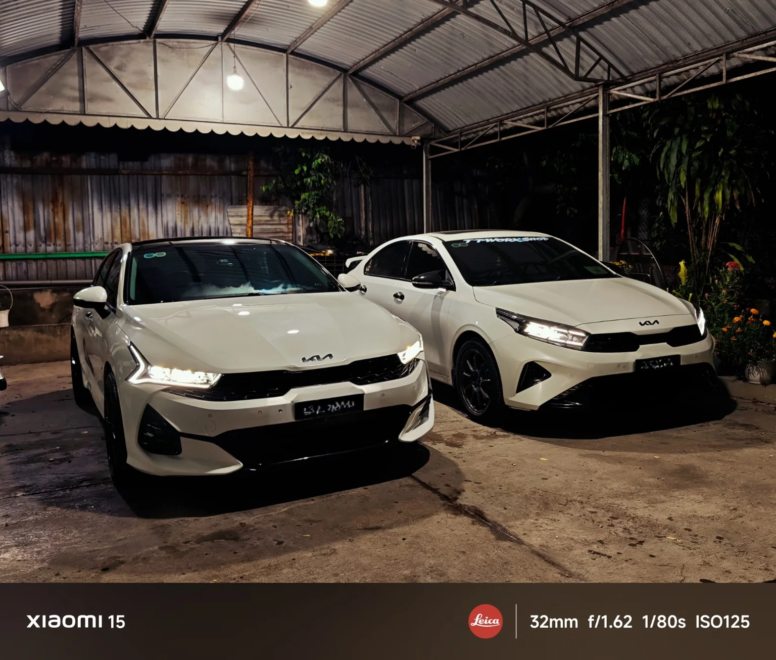 Hai xe K5 trắng thiết kế sang trọng