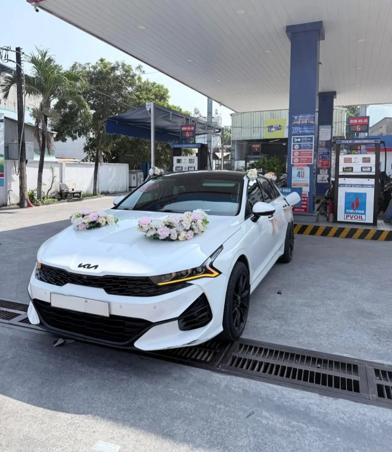 KIA K5 trắng trang trí hoa cưới theo hình ảnh thực tế