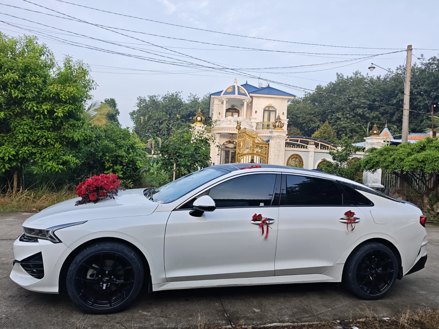 KIA K5 trắng chụp ngang thân xe
