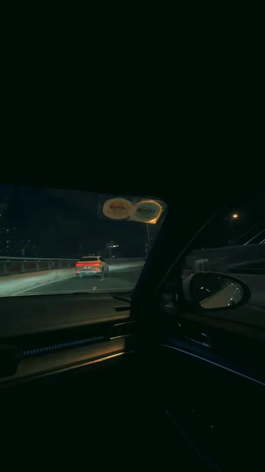 Khung hình video lái KIA K5 về đêm