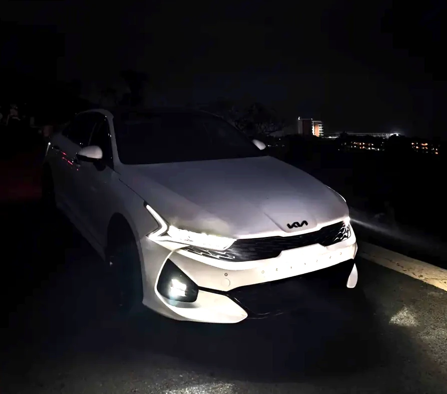 KIA K5 màu trắng chụp thực tế ban đêm