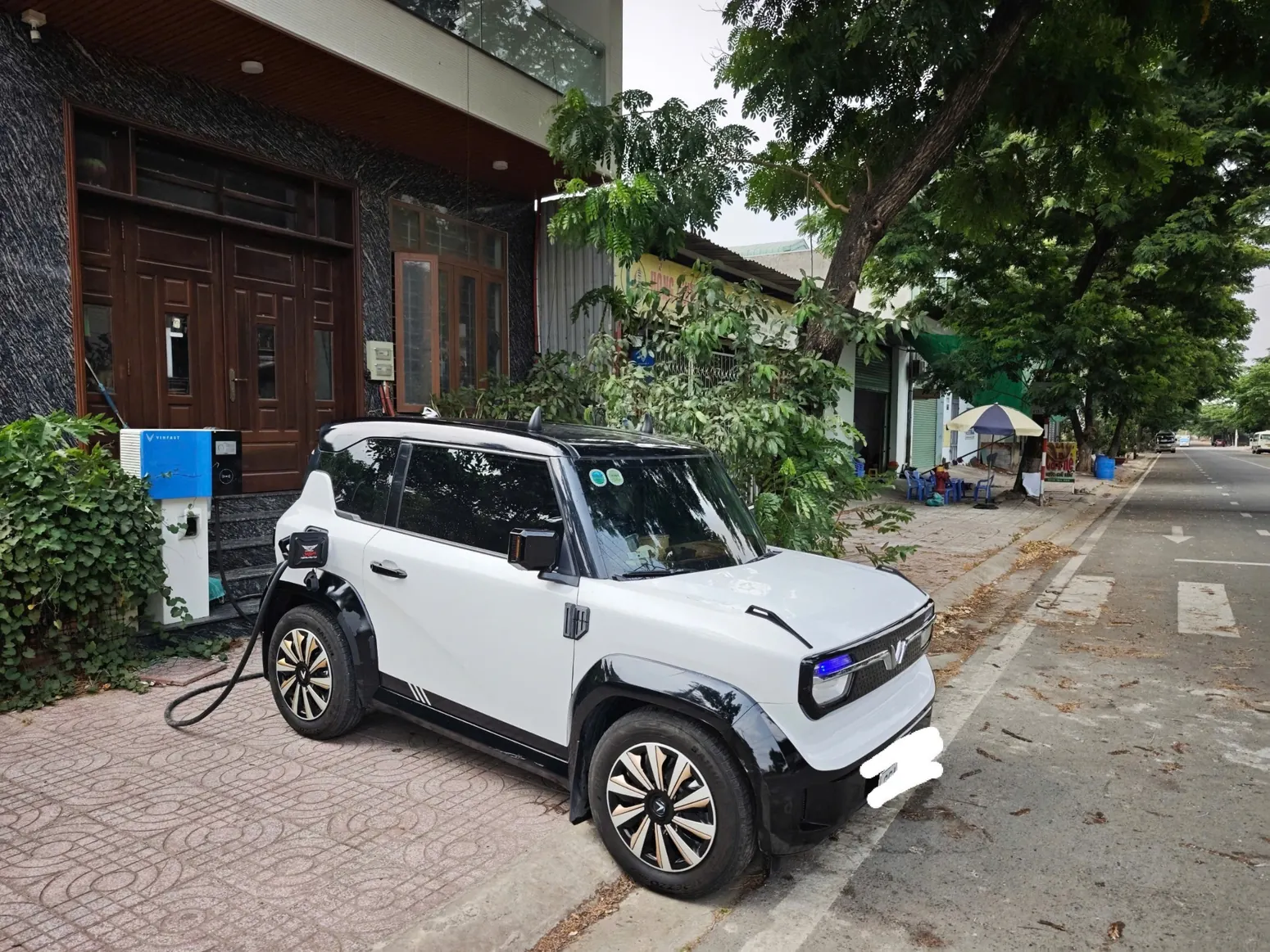 VinFast VF3 VIP trắng đen chụp thực tế khi đang sạc
