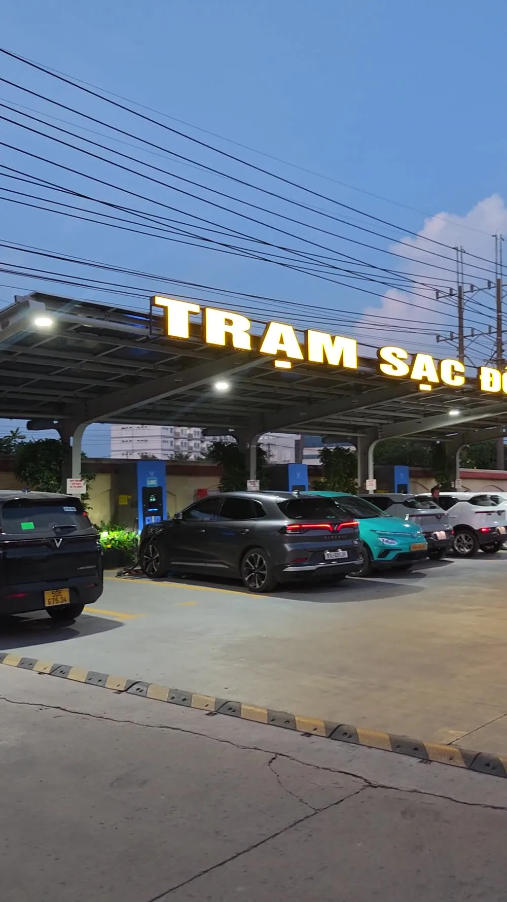 Các xe điện tại trạm sạc Đồng Hòa lúc chiều tối