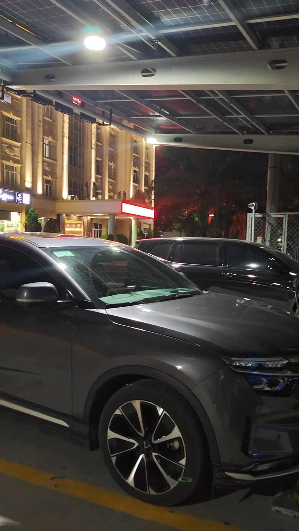 Ngoại thất SUV VF8 màu xám trong ánh đèn ban đêm